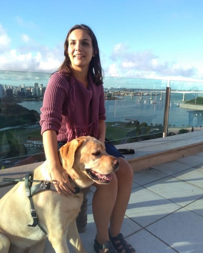 Daniela e o cão-guia Paco (Foto: Reprodução Instagram @pacoduxo)