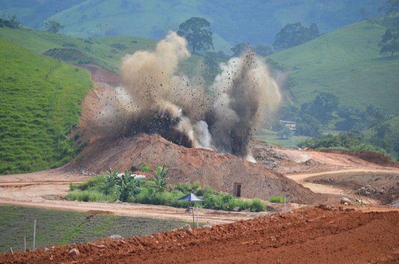 Detonação feita pela Eco 101 em 2018 na Rodovia do Contorno (Foto: Alessandro de Paula/Arquivo)