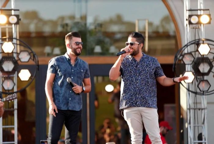 Douglas e Vinícius comentam sobre sucesso de "Figurinha" até na Indonésia (Foto: Divulgação)