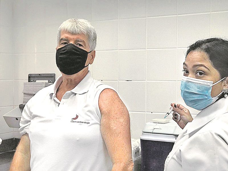 Com 42 anos de profissão, o clínico geral e colunista de A Tribuna, João Evangelista Teixeira Lima tomou a vacina (Foto: Divulgação)