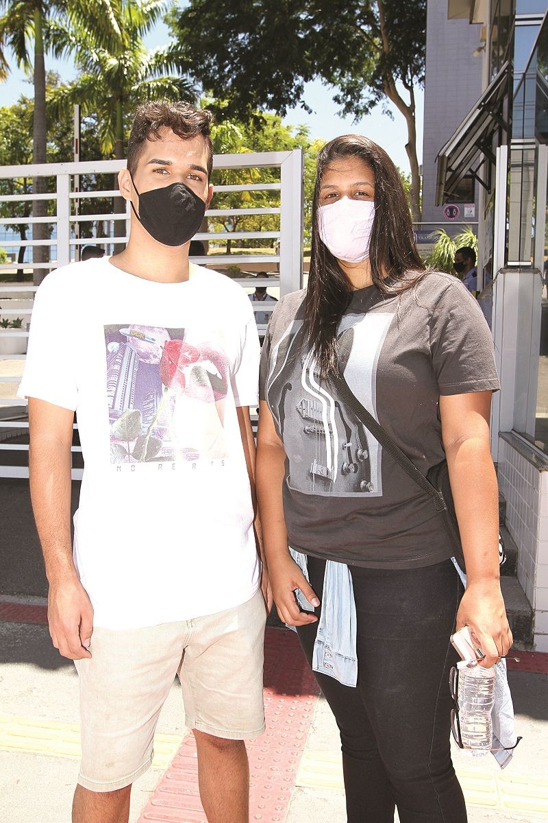 Os estudantes Lucas Aguilar, 21, e Paola Medeiros, 19 (Foto: Beto Morais/ AT/ 31/01//2021)