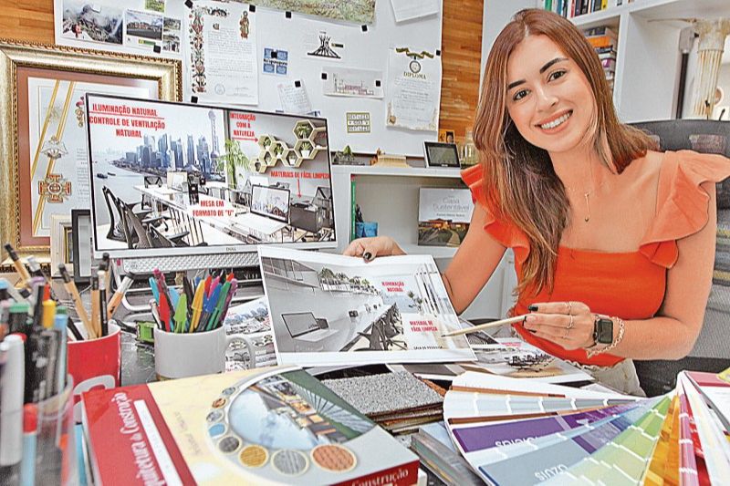 A arquiteta Isabella Steinkopf mostra projeto de escritório de estilo mais versátil, sem lugar de trabalho fixo e com estações compartilhadas (Foto: Kadidja Fernandes/AT)