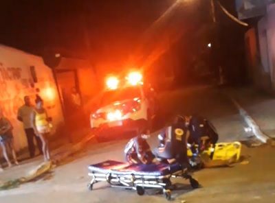Homem de 42 anos foi sendo atendido por socorristas do Samu após ser espancado. (Foto: Reprodução/Vídeo internauta)