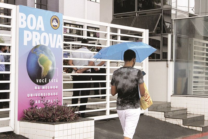 Estudante chega para fazer prova em Vila Velha. No Estado, dos 1.283 inscritos, apenas 405 compareceram (Foto: Fábio Nunes/AT)