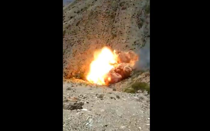 Vídeo mostra momento que caminhão explode (Foto: Reprodução Twitter @elpaisbo)
