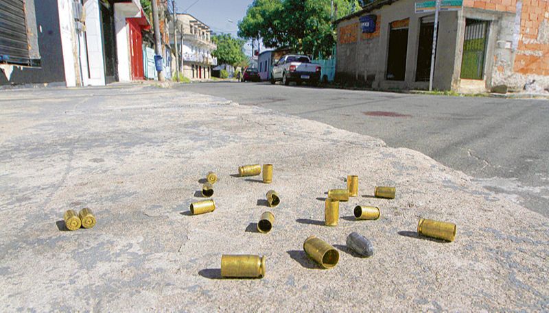 Cápsulas de balas ainda estavam na rua, na manhã de segunda, após ataque de traficantes ao bairro Central Carapina (Foto: Fábio Nunes / AT)