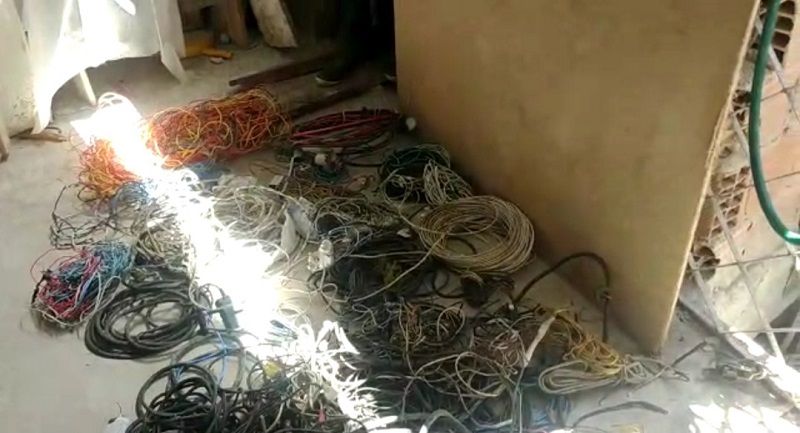Alguns dos fios encontrados pelos Guardas (Foto: Divulgação/GMV)
