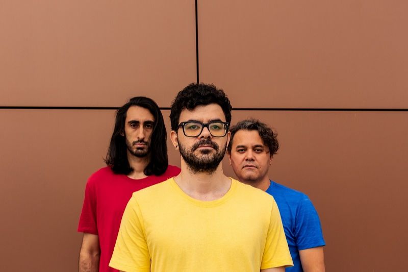 Os músicos de Festina Lente exploram elementos oitentistas na sonoridade e letras sobre o cotidiano. (Foto: Carol Pimenta/Divulgação)