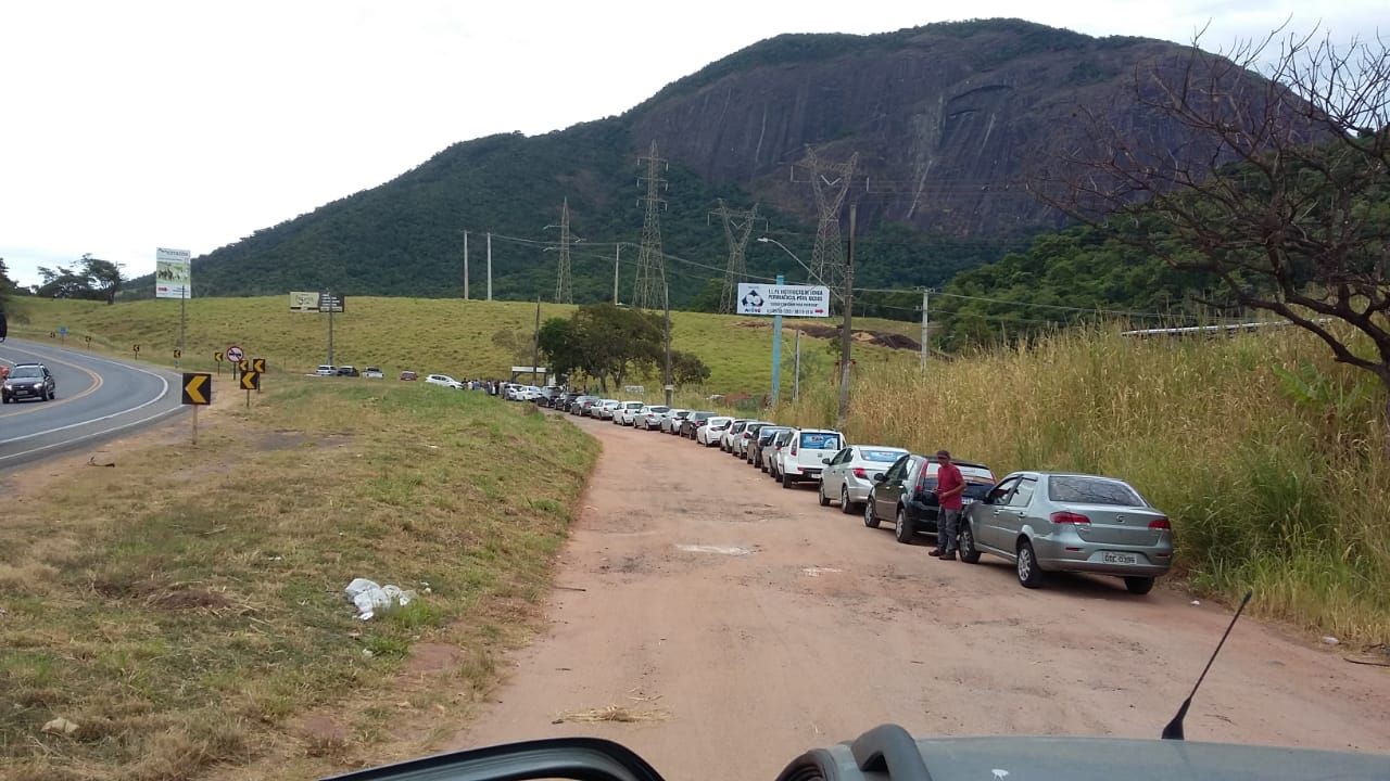 A fila de Uber formada às margens da BR-101, em Guarapari (Foto: Divulgação)