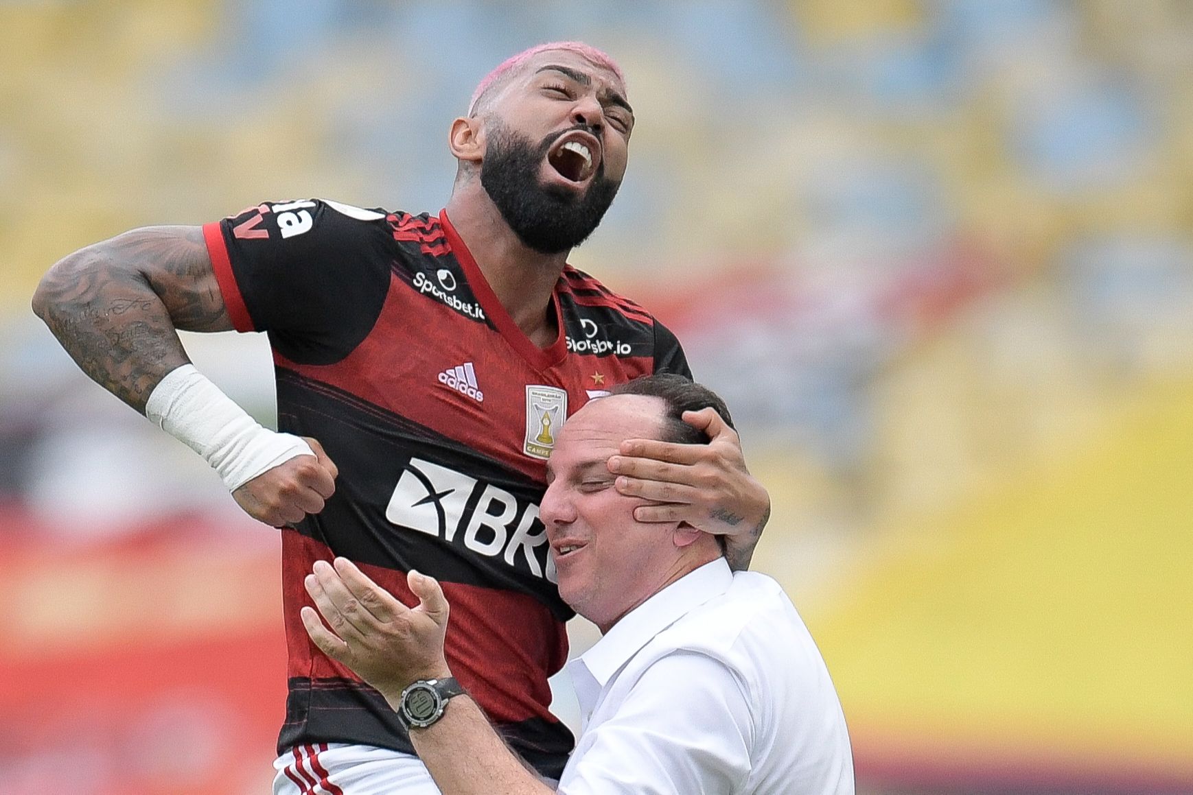 Gabigol abraça o técnico Rogério Ceni (Foto: FERNANDO SOUTELLO/AGIF - AGÊNCIA DE FOTOGRAFIA/ESTADÃO CONTEÚDO)