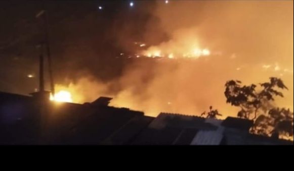 Incêndio foi filmado por moradores do bairro Adalberto Simão Nader (Foto: Reprodução/Vídeo)