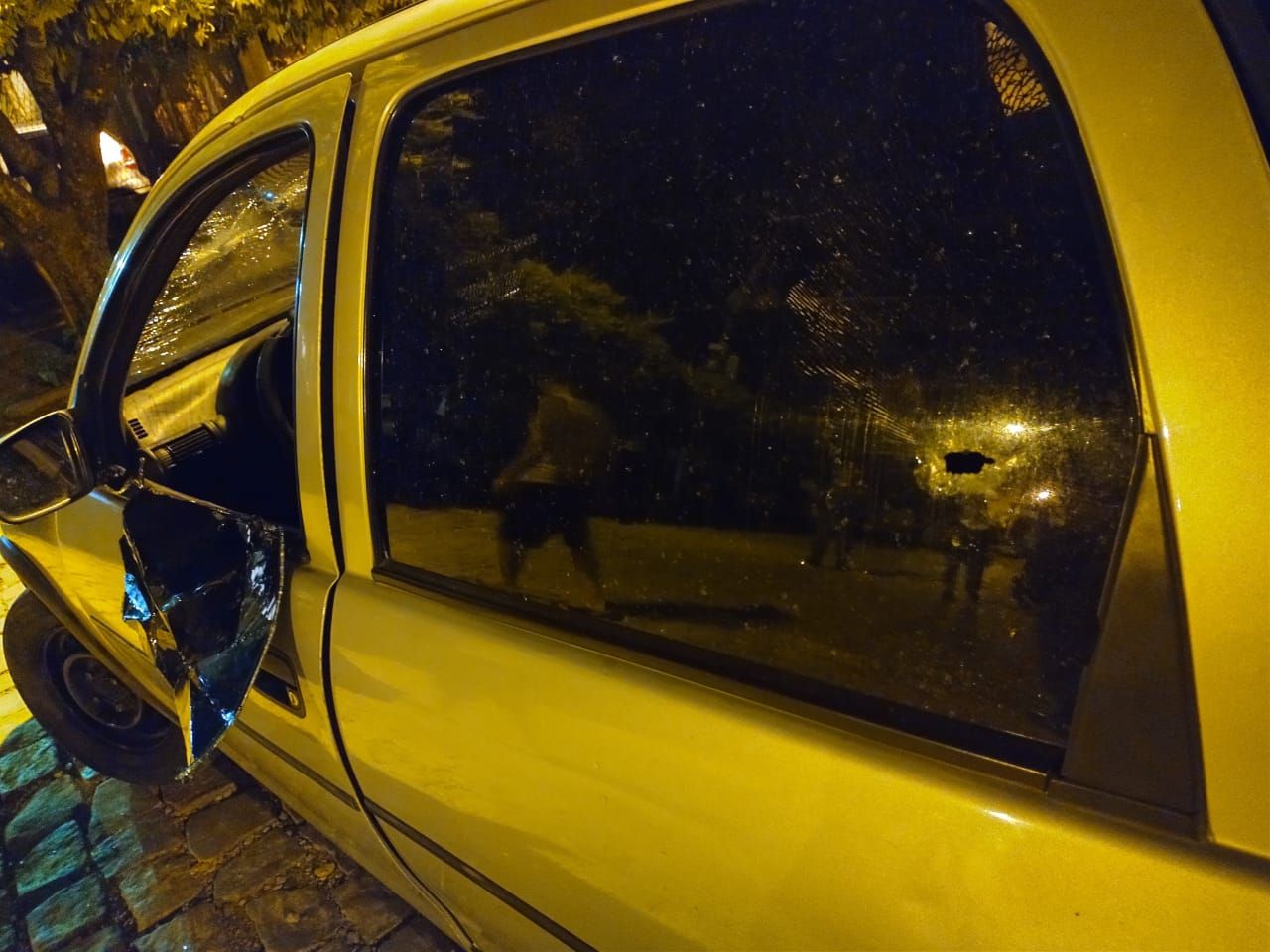 Um dos tiros atingiu o vidro da janela do motorista, e a outra bala perfurou o vidro do banco de trás (Foto: Divulgação)