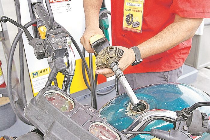 Abastecimento em posto: Litro de gasolina pode chegar a R$ 6,31 no Estado(Foto: Leone Iglesias — 18/02/2021)