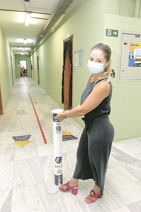 A coordenadora pedagógica Géssica Gualberto mostra ambiente preparado para o retornodos alunos (Foto: Dayana Souza/AT)