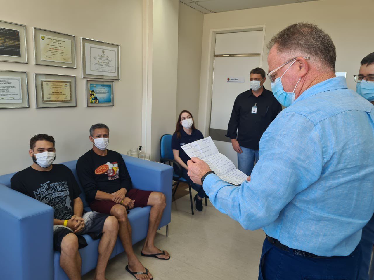 Casagrande lê a carta escrita por um dos pacientes recuperados no Estado (Foto: Divulgação / Governo do Estado)