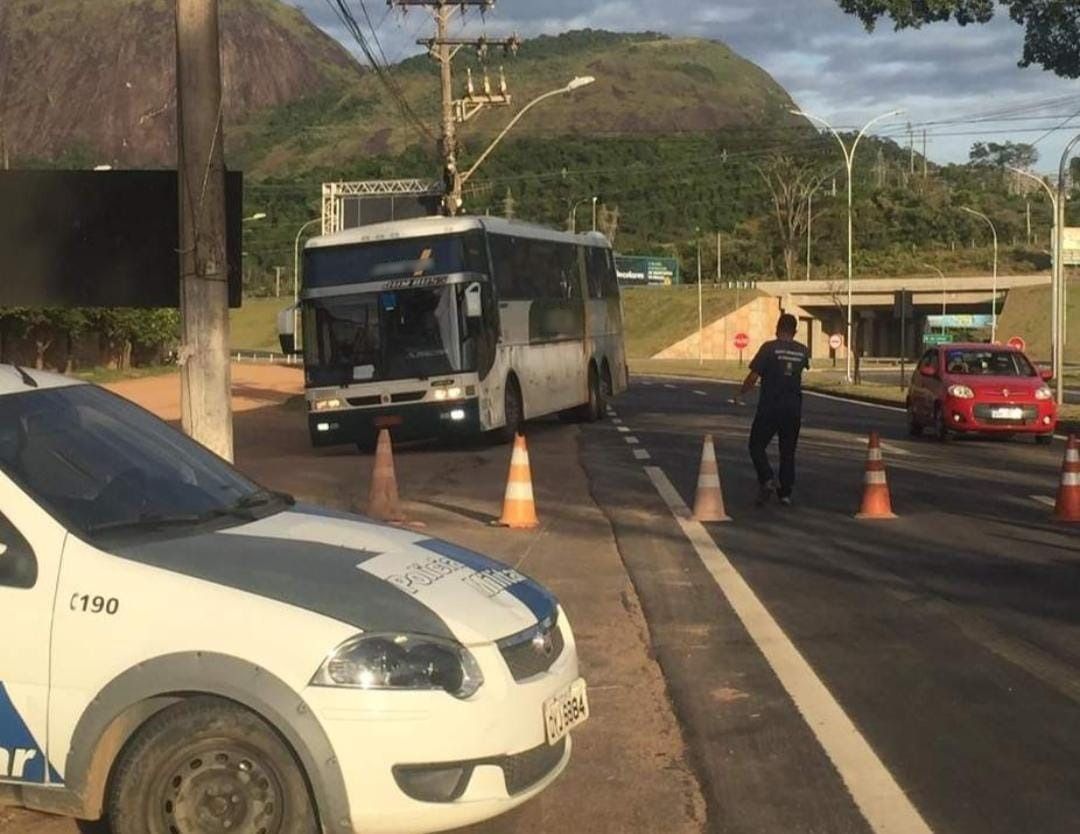 Barreiras foram instaladas para fiscalizar ônibus (Foto: PMG - Prefeitura)