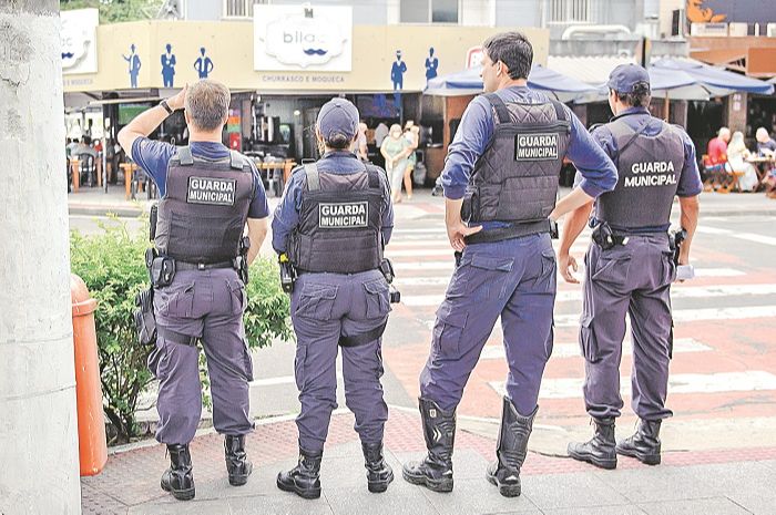 Agentes da Guarda de Vitória evitaram bloco clandestino na Praia do Canto, sábado. Fiscalização vai continuar (Foto: Leonardo Silveira - prefeitura de vitória/ divulgação)