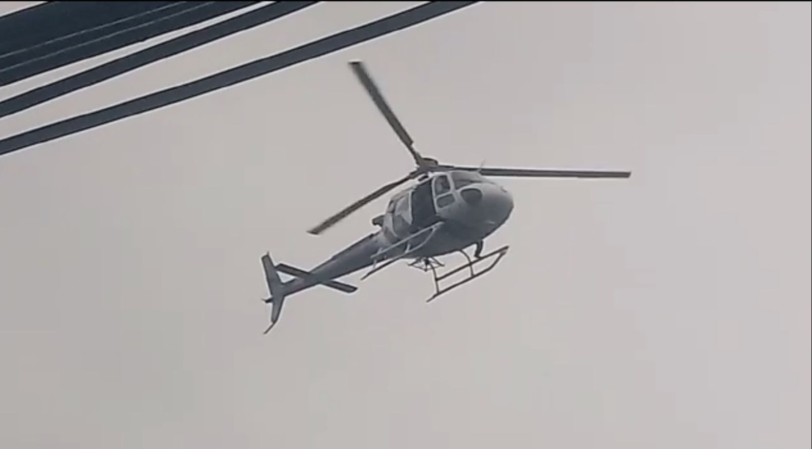 Helicóptero do Notaer ajudou nas buscas na região, mas não localizaram os suspeitos (Foto:Reprodução )
