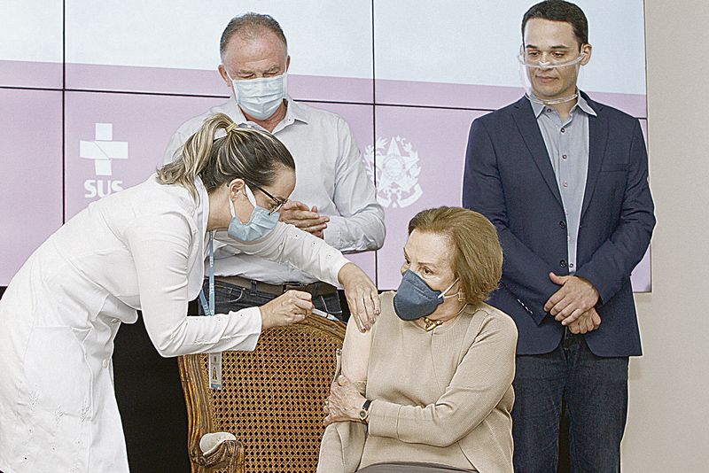 Hilda Cabas, de 93 anos, foi a primeira pessoa a ser vacinada no grupo dos idosos. (Foto: Leone Iglesias / AT)