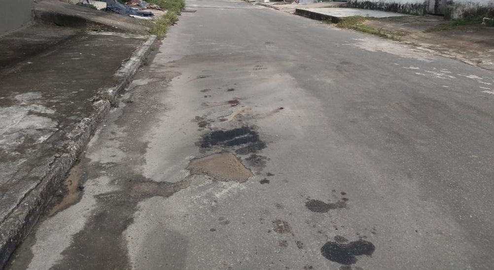 Marcas de sangue deixadas por homem baleado em Feu Rosa (Foto: Fábio Nunes/ AT/ 17/02/2021)