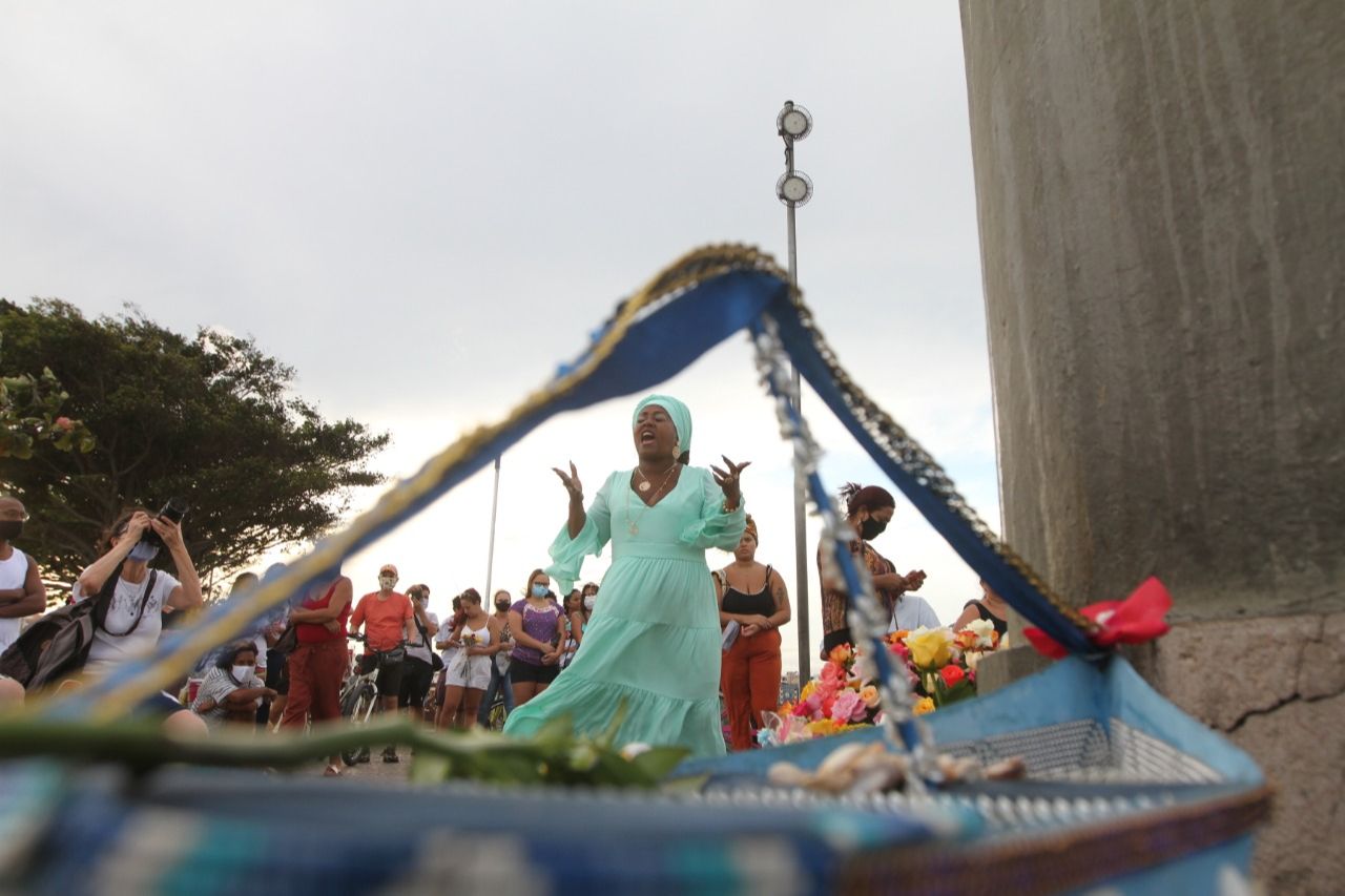 Homenagem para Iemanjá na Praia de Camburi (Foto: Beto Morais/ AT/ 02/02/2021)