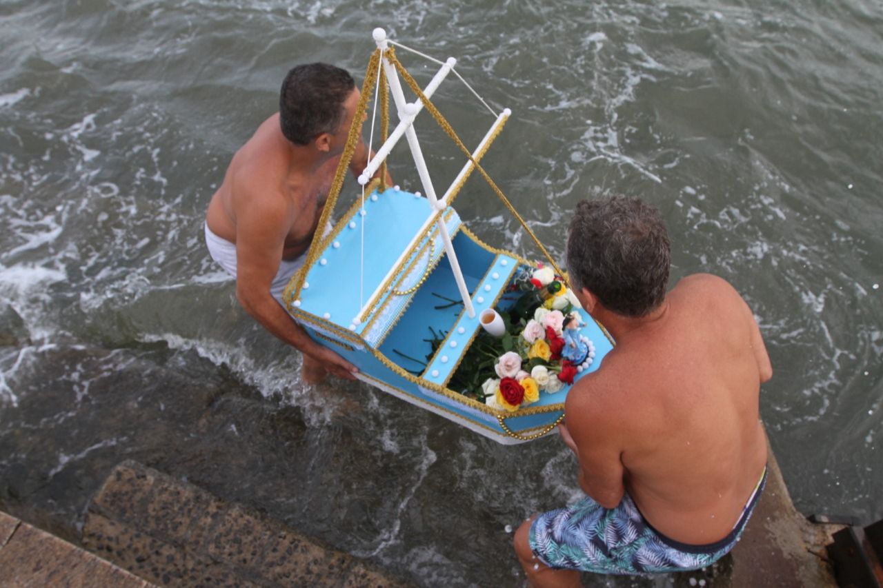 Homenagem para Iemanjá na Praia de Camburi (Foto: Beto Morais/ AT/ 02/02/2021)