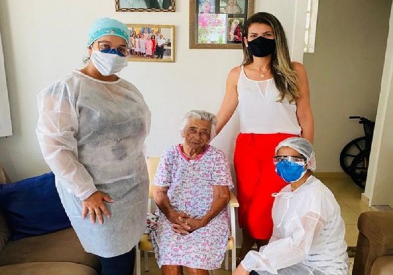 Com 80 bisnetos e 8 pentanetos, dona Maria Benedita Carvalho Pereira, foi vacinada na manhã desta sexta-feira (05) (Foto: Divulgação/ Secretaria de Saúde de Apiacá)