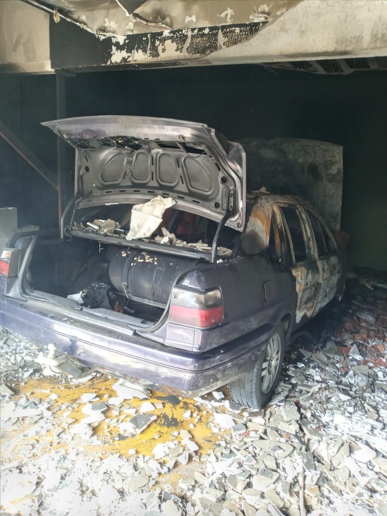 Garagem foi destruída pelo fogo (Foto: Divulgação)