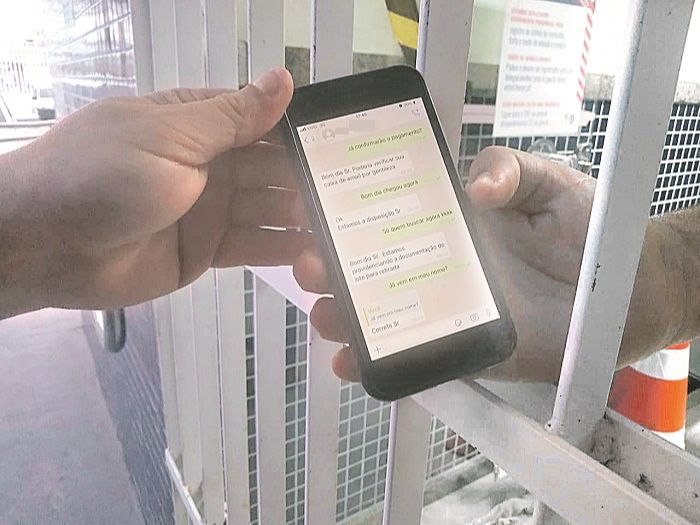 Irmãos conversavam com golpistas por mensagem (Foto: Kananda Natielly)