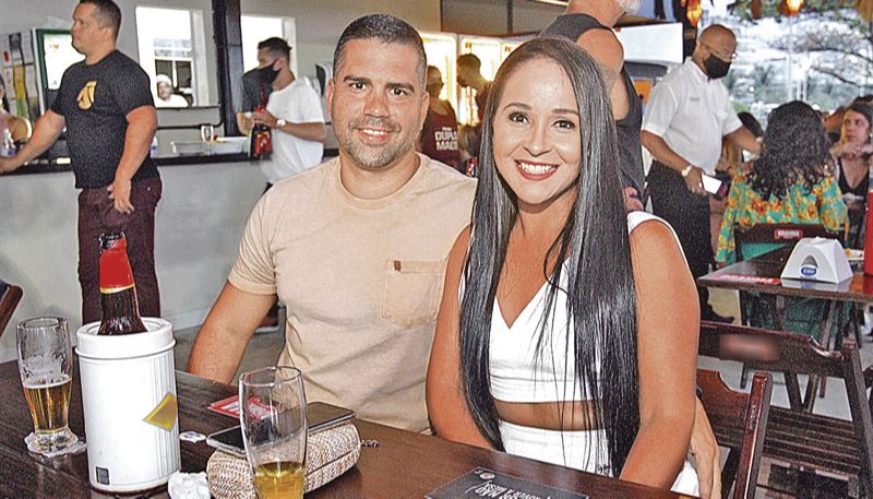 Joel e Louize: planos para a folia (Foto: Leone Iglesias / AT)