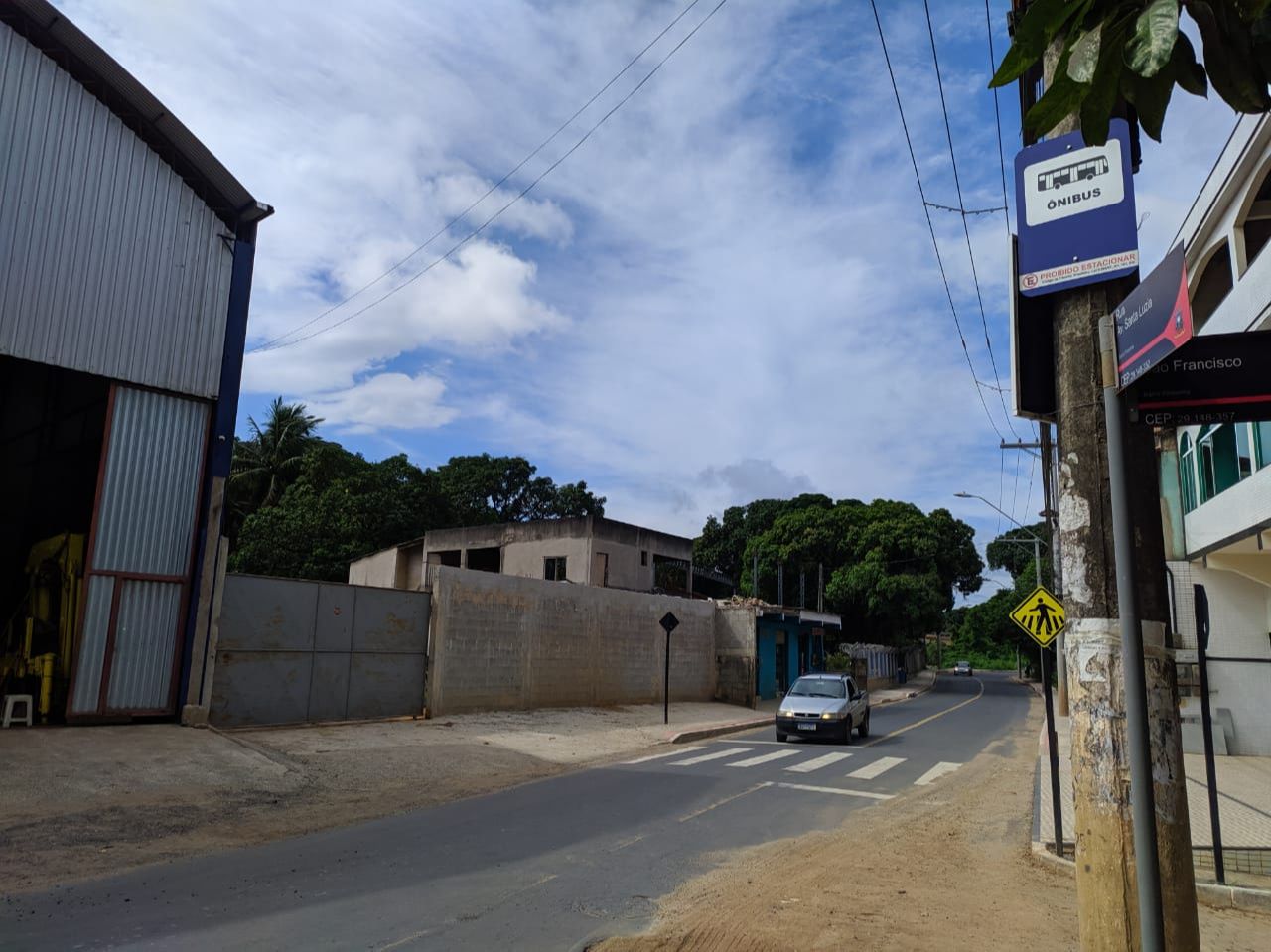 Vítima desceu no ponto de ônibus e foi baleada (Foto: Júlia Afonso)