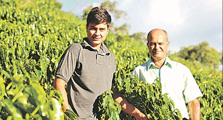 Luiz Ricardo e o pai, José Luiz Pimenta, que não apoiou sua decisão de permanecer no campo, por considerar “vida na roça muito sofrida”: paixão levou à consagração com o café (Foto: Julio Huber)