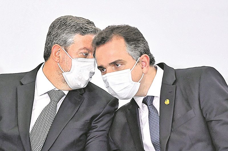 Lira com Pacheco: presidentes da Câmara e do Senado se comprometeram a acelerar a reforma administrativa (Foto: MATEUS BONOMI/AGIF/ESTADÃO CONTEÚDO)