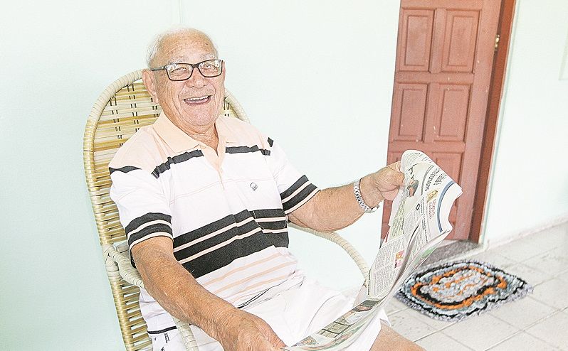 O aposentado Lúcio Pereira, de 92 anos, já está preparado para receber a vacina. (Foto: Kadidja Fernandes/AT)