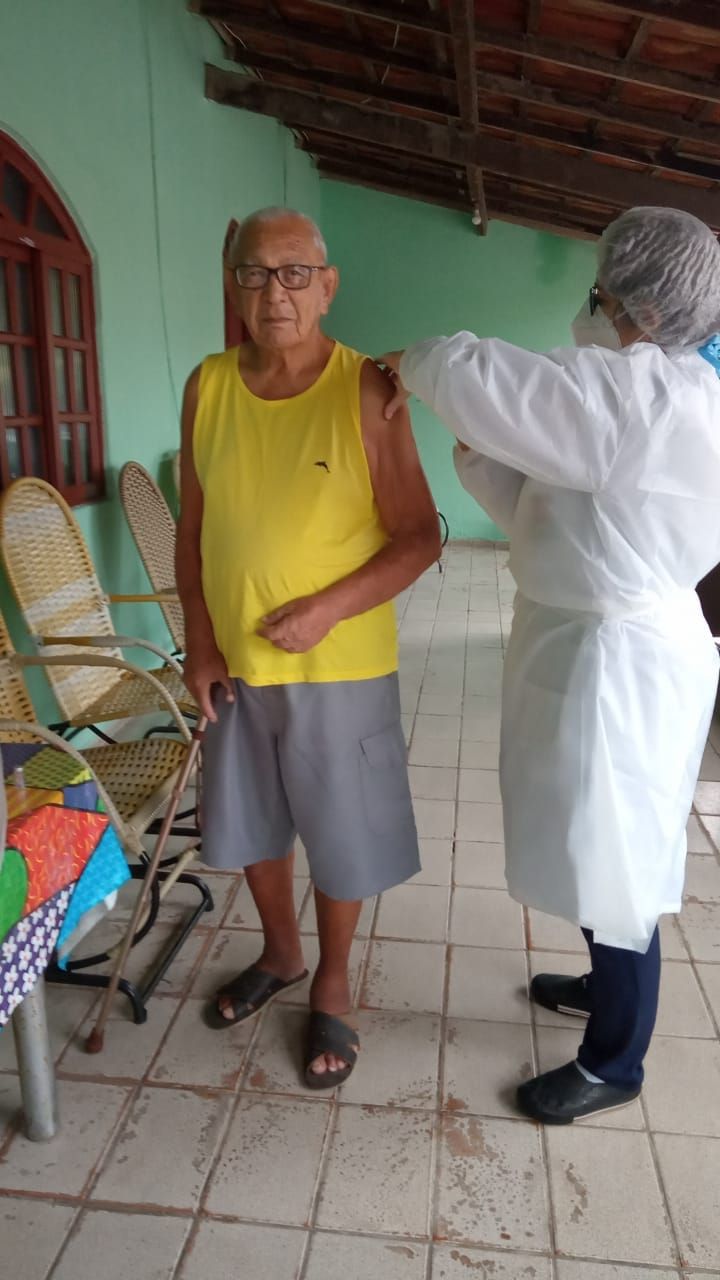 Lúcio Pereira, de 92 anos, recebe o imunizante contra o coronavírus (Foto: Acervo Pessoal)