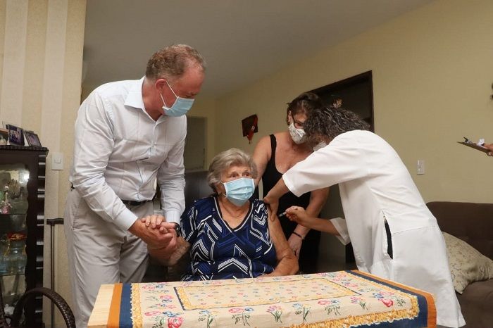 Mãe do governador recebe primeira dose da vacina contra covid (Foto: Helio Filho / Secom ES)