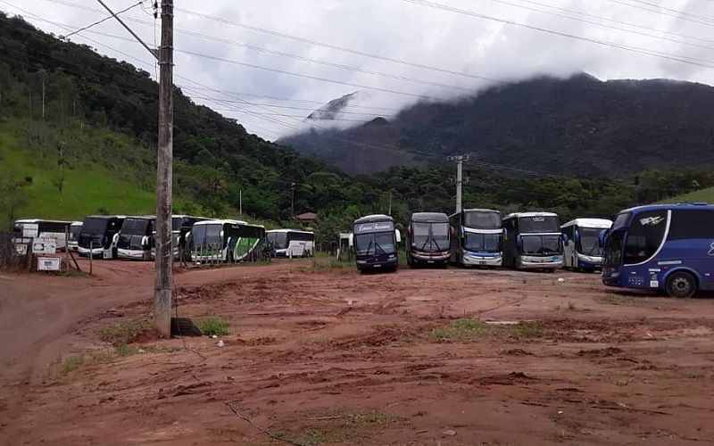 Ônibus de turismo e vans foram barrados de entrar em Guarapari (Foto: Divulgação/PMG)