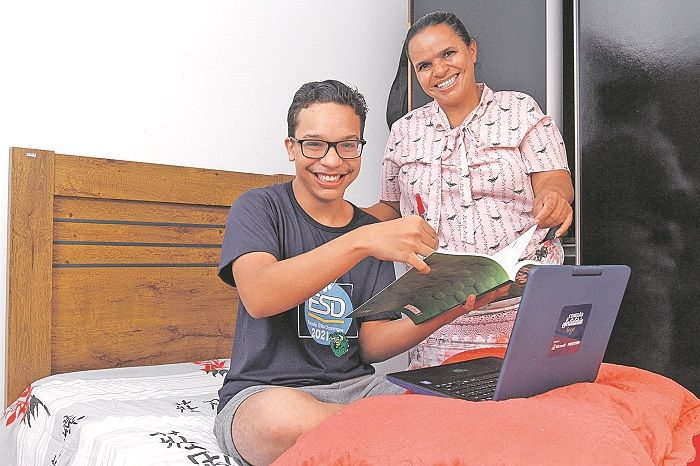 Matheus com a mãe, Valdete: “Pulamos de alegria”, contou o estudante (Foto: Leone Iglesias/AT)