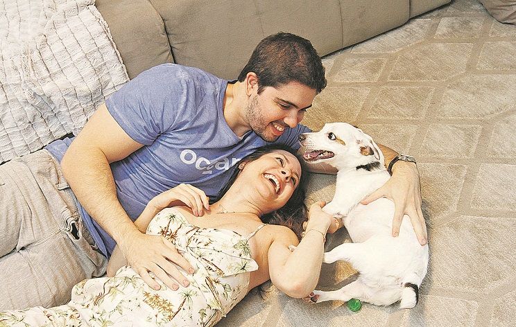 Fernanda Ronchi e Bruno Lott, brincando com o cão Spike (Foto: Leone Iglesias)