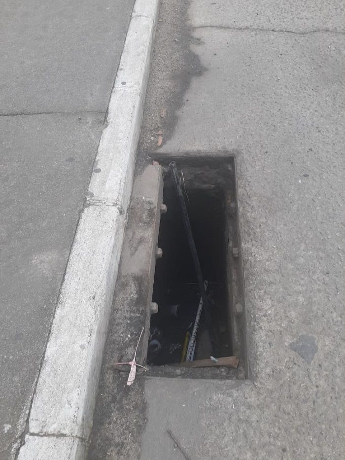 Bueiro sem tampa onde Geruza caiu ao tentar embarcar no ônibus (Foto: Acervo pessoal )