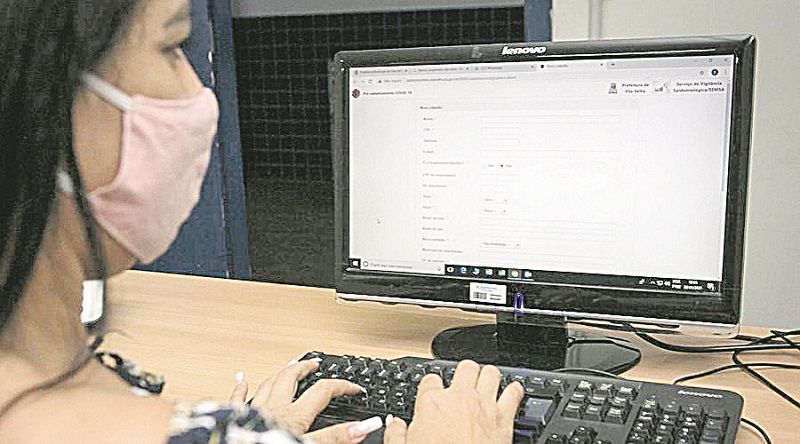 Moradora faz cadastro em site: proposta é dar agilidade e evitar filas (Foto: Adessandro Reis / Divulgação)