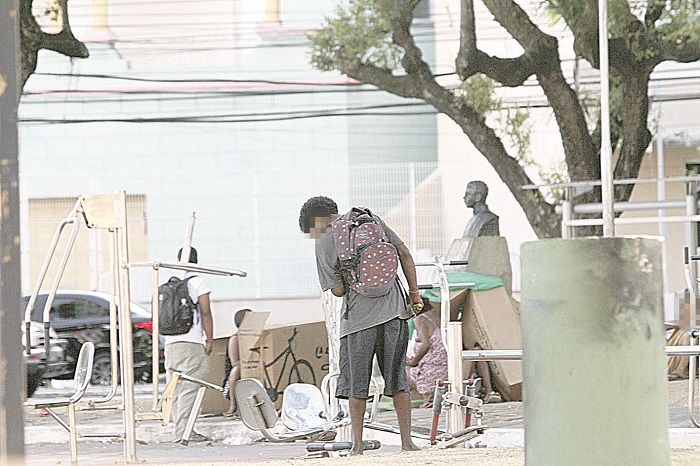 Em Jucutuquara, na capital, muitos moradores em situação de rua dormem na praça do bairro. (Foto: Beto Morais/AT)