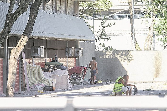 Calçada em frente aos Correios, na Avenida Leitão da Silva, em Vitória, virou moradia improvisada. (Foto: Beto Morais/AT)
