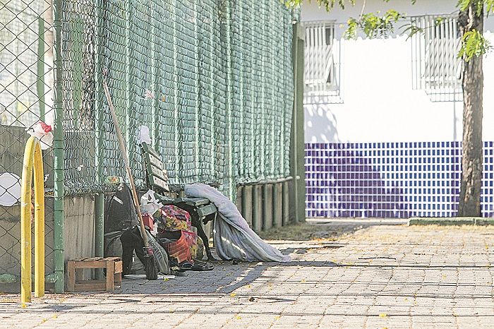 Moradores: pertences em praça (Foto: Beto Morais/AT)