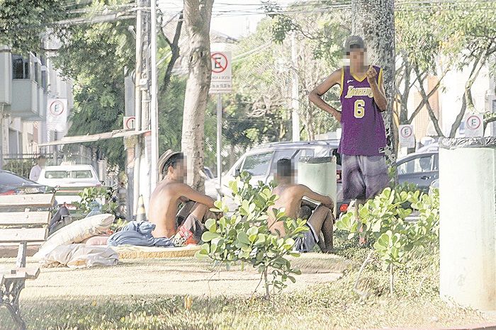 Pessoas em situação de rua ocupam praça do bairro Jardim da Penha, em Vitória. (Foto: Beto Morais/AT)