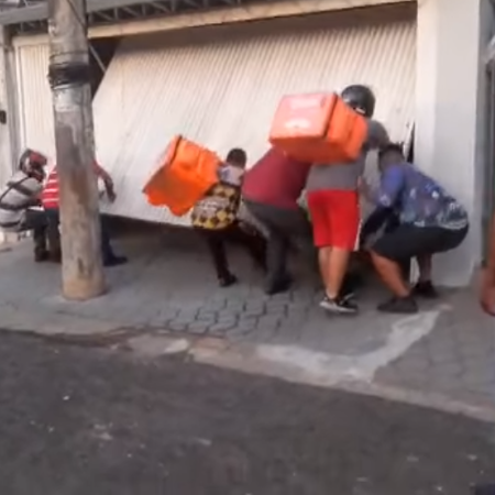 Motoboys de app destroem portão de cliente após supostos golpes (Foto: Reprodução/Instagram)