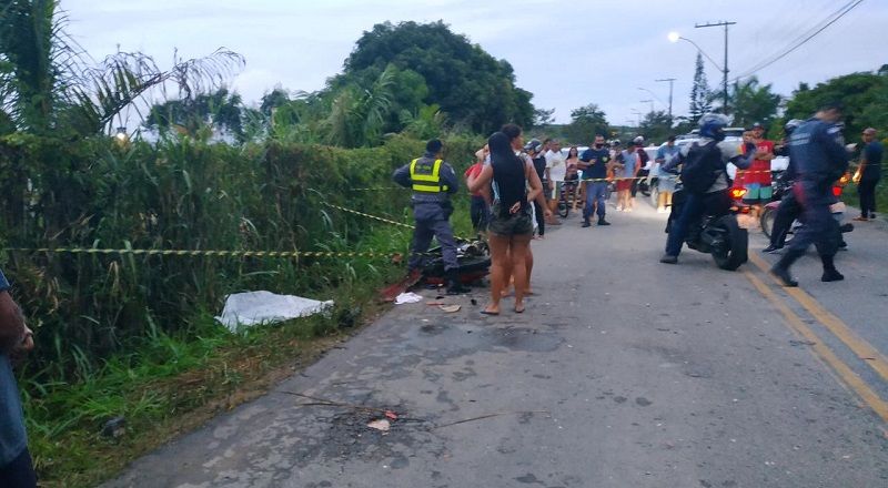 Motociclistas morreram na hora após baterem de frente em Itapemirim. (Foto: Alessandro de Paula)