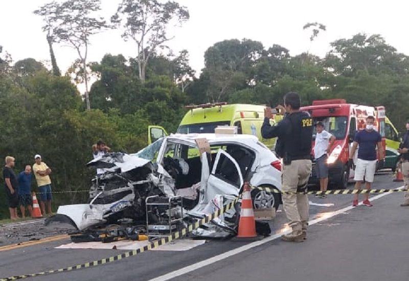 O acidente envolvendo três carros foi causado após uma ultrapassagem indevida no km 116,8 da BR-101 (Foto: Divulgação)