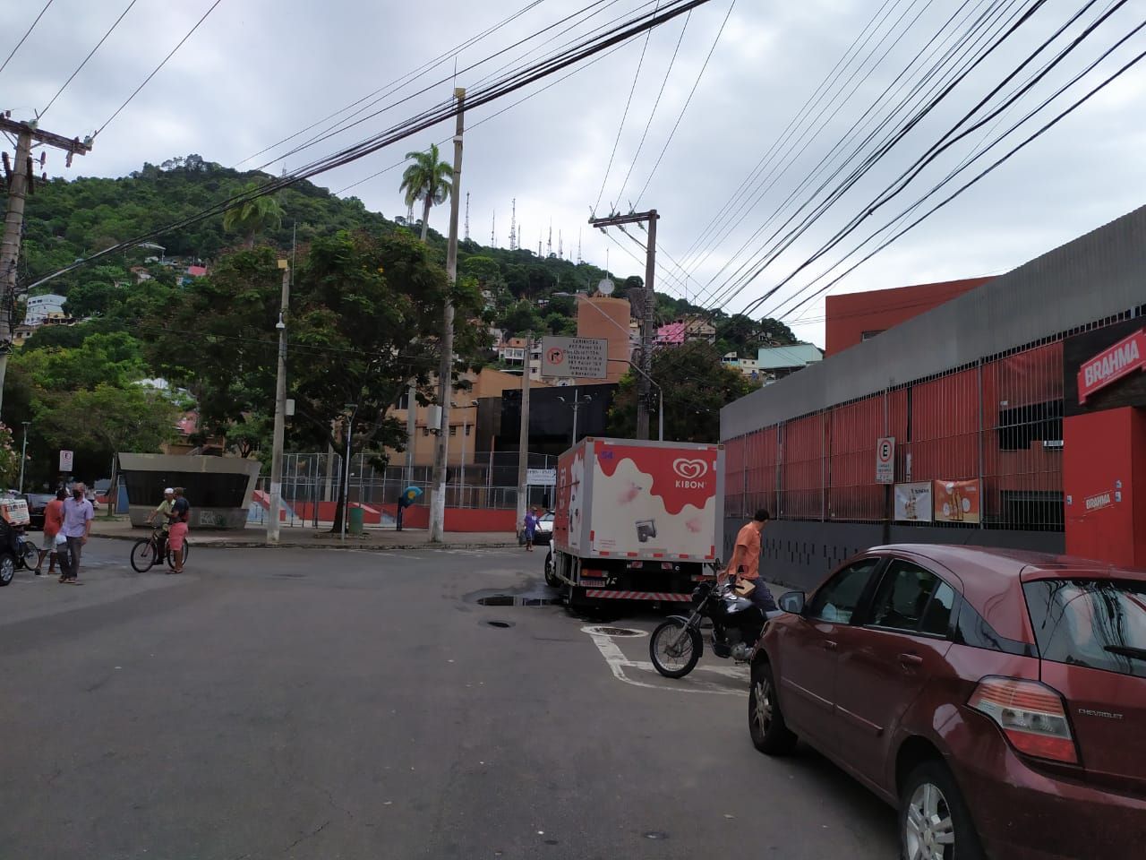 Churrasqueiro foi abordado no Parque Moscoso, em Vitória (Foto: Júlia Afonso)