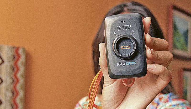 Mulher segura botão do pânico: instrumento pode salvar a vida da vítima (Foto: Arquivo / AT)